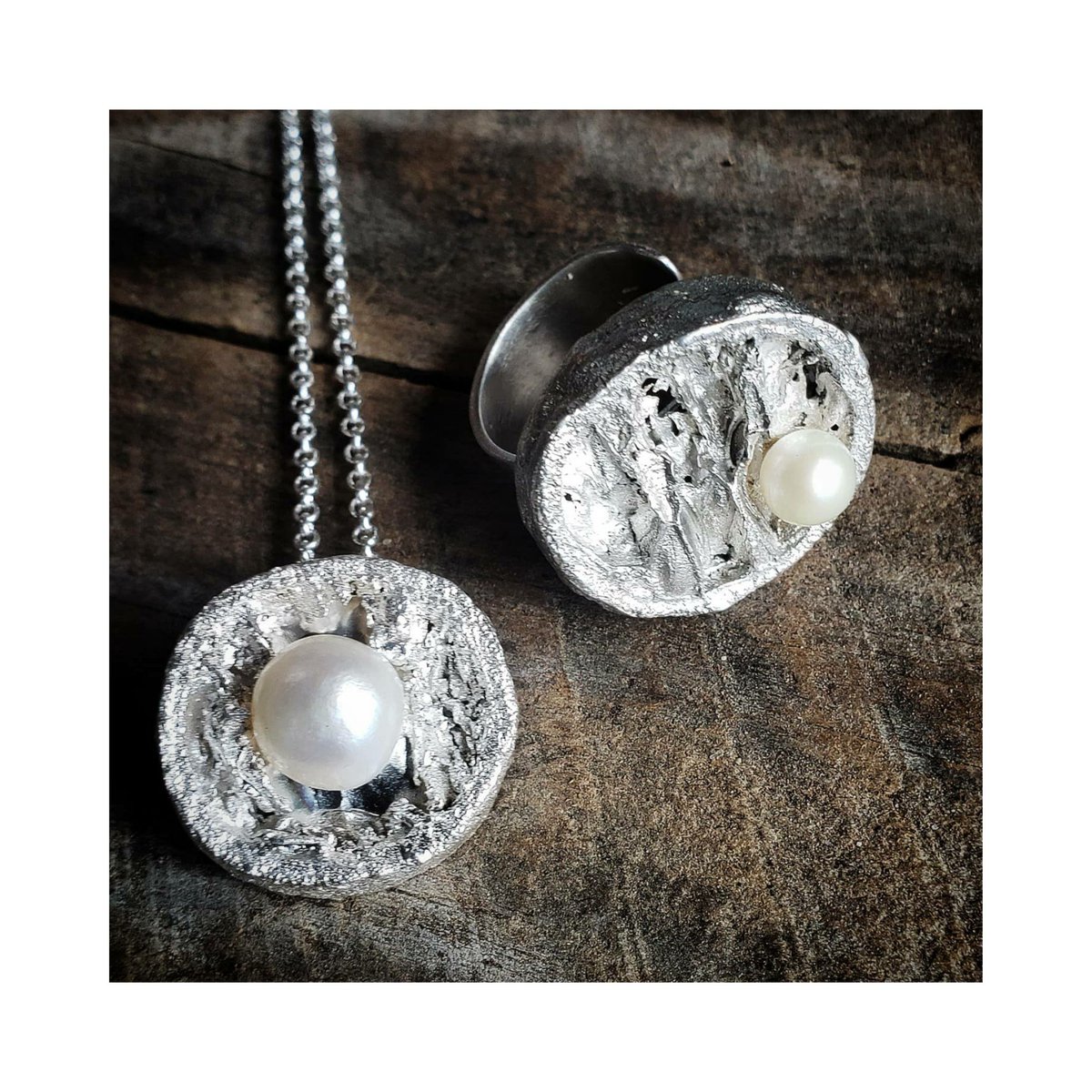 porresjoyas's tweet photo. Estas joyas están hechas con cochayuyos del litoral y con la técnica de fundición de orgánicos +56996235009 #pilarporresjoyas #diseñochileno #compralocal #melipilla #joyaschilenas #hechoenchile #hechoamano #noretail https://t.co/QS4uij6DCe