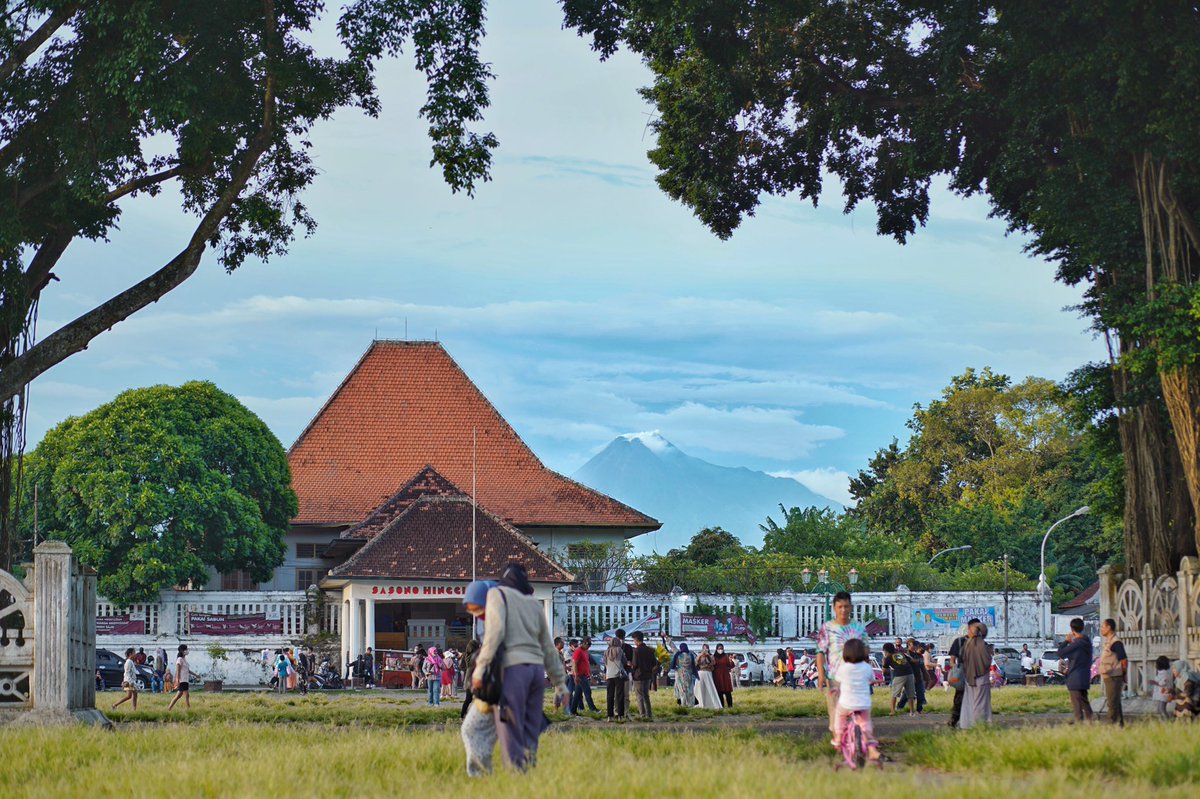 FirstoAdi's tweet photo. Merapi tadi sore dari Alun-Alun Kidul 
#merapi @merapi_uncover @infoMERAPI @JogjaToday @JogjaUpdate https://t.co/epHAe3DKXo