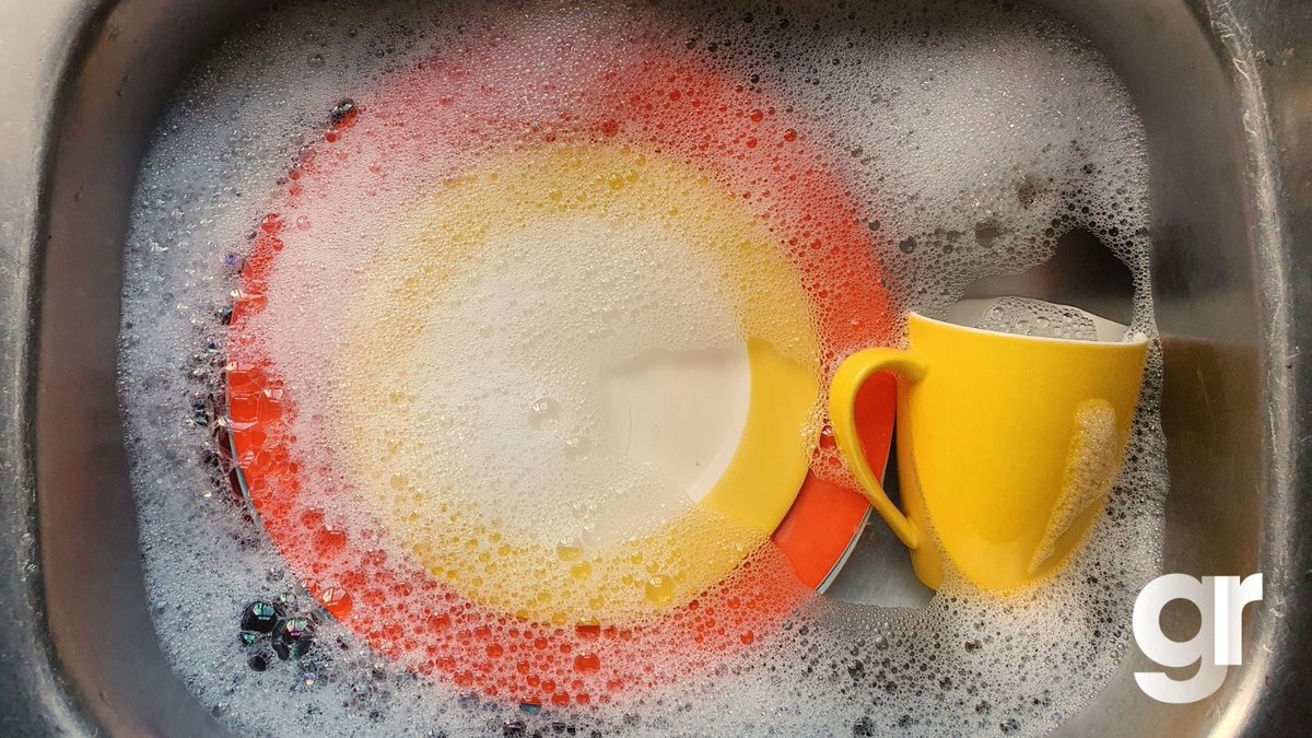 Greenredeem's tweet image. Here's a tip for reducing your wastewater volume at home 💧 When you're done washing up, remove any food bits and pop them in the bin, then reuse the water to flush your loo! 🚽

#ReuseYourWater #ReduceWastewater #WaterTips #SaveWater #EveryDropCounts