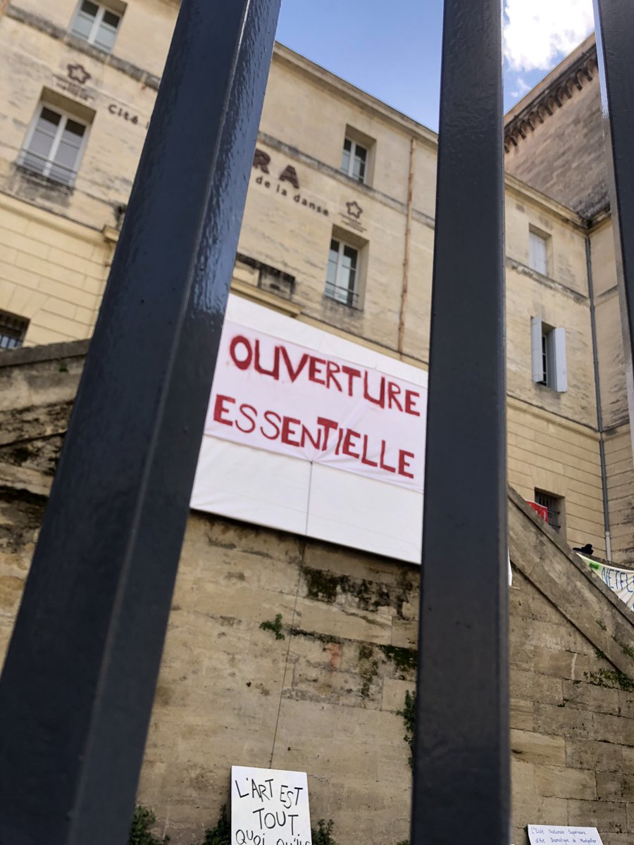 NinaSanti4's tweet photo. #Montpellier l’Ecole Nationale Supérieure d’Art Dramatique de Montpellier souvent les occupantes des théâtres partout en France (#Odéon, TNS, La Colline...). A 14h a eu lieu une assemblée générale d’occupation. A suivre. https://t.co/yUXSIkYt4q