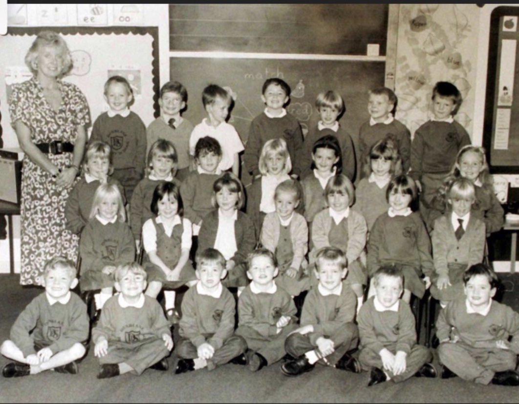 Remembering Gwen Major and the 16 children who lost their lives 25 years ago , thinking of the families and emergency workers who had to deal with this shocking incident #Dunblane25 💔x