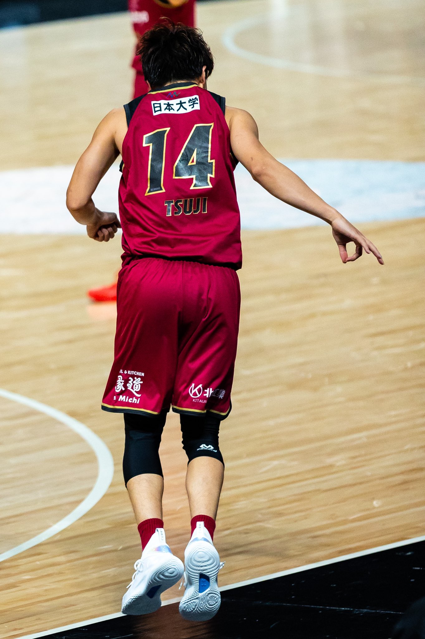 最前線の 川崎ブレイブサンダース 辻直人 選手 実着用 ユニフォーム上下 ウェア