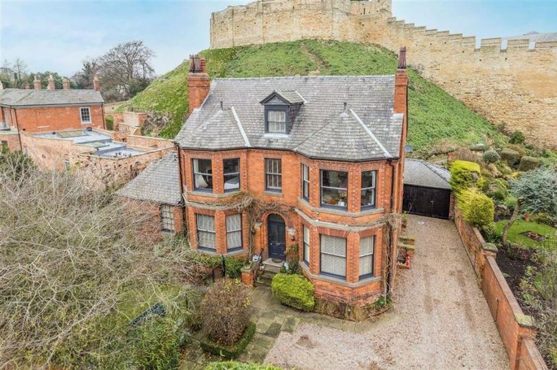 Medieval home put on the market with walls of 1,000-year-old castle on doorstep

dailystar.co.uk/news/latest-ne…
