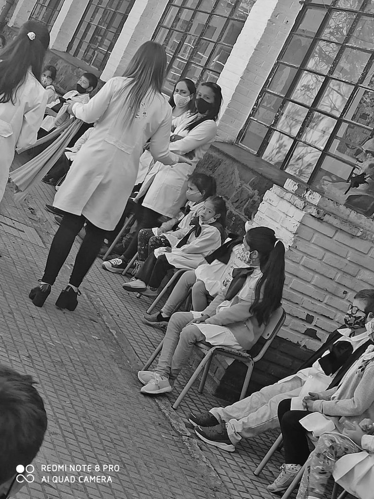 florithector's tweet photo. Hecho el relevamiento en la #escuelapública hay 1370 grupos con 30 y más alumnos (difícil el distanciamiento), faltan 400 auxiliares (sanitizar cómo ?), faltan 300 aulas o espacios (cómo desdoblar grupos?).
Presencialidad segura requiere cumplir los protocolos, CARGOS y AULAS. https://t.co/ucAzesJYVZ