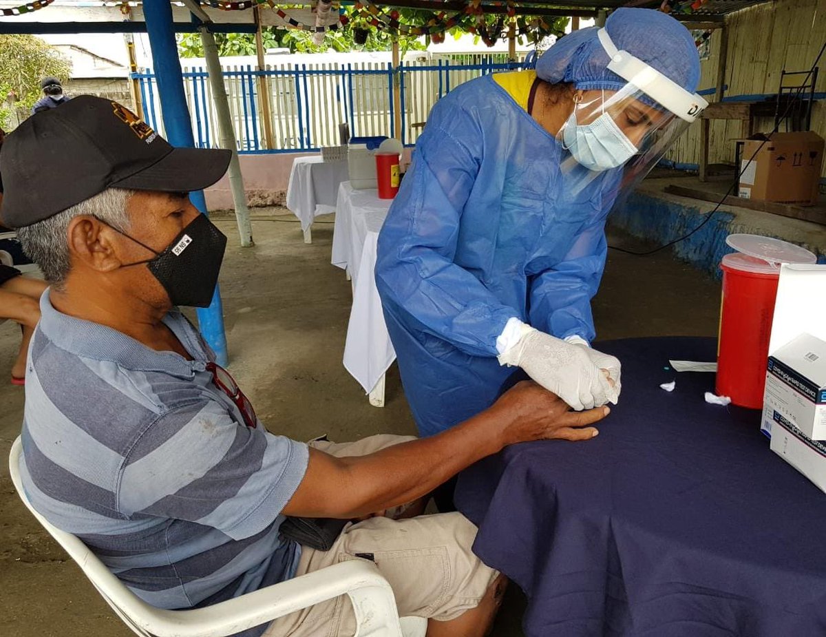 Salud_Guayas's tweet photo. Directora Distrital @mishelljimenezC junto a las brigadas médicas del Distrito09D08 realizan pruebas rápidas de #COVID19 , vacunación contra la #Influenza a grupos prioritarios y planificación familiar en el sector de #SanFrancisco. #ActivadosPorLaSalud https://t.co/VmZIbjv1Sj