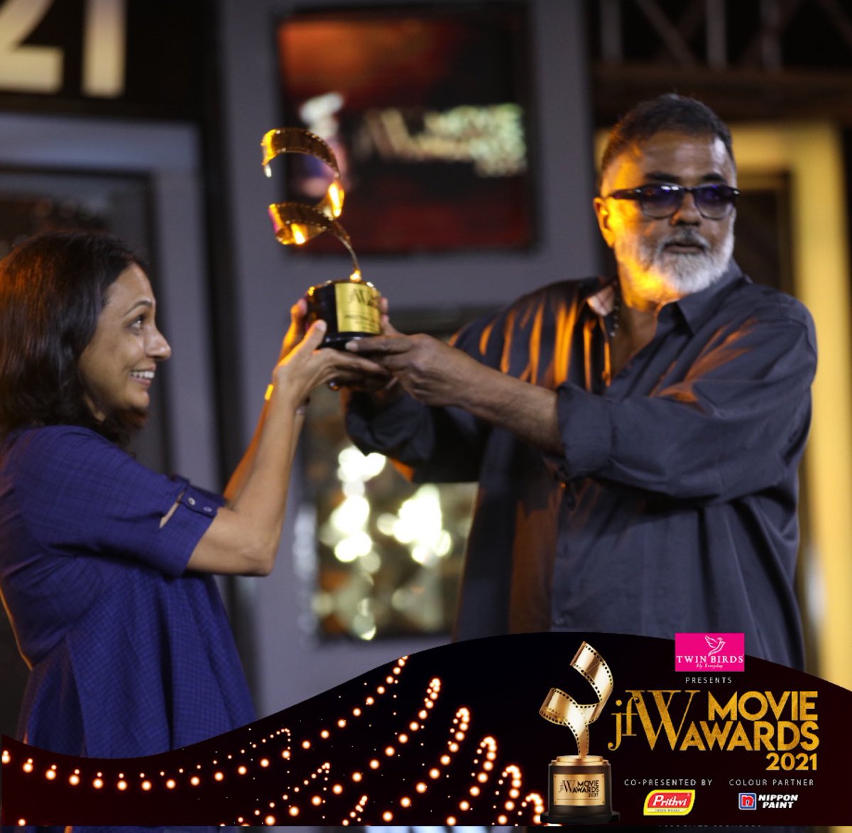 #PreethaJayaraman wins the best Cinematographer award for Vaanam Kottatum. The award was presented to her by legendary cinematographer @pcsreeram at the #jfwmovieawards2021