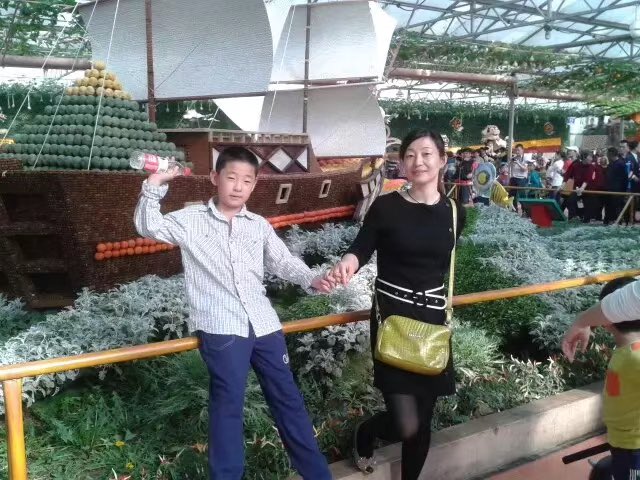 wcx779651's tweet photo. 和同事一起出去玩 没想到她儿子这么大了  还故意亲我 要不要勾引一番 #老师 #熟女  #黑丝 #乱伦 https://t.co/70UDQqQV7k