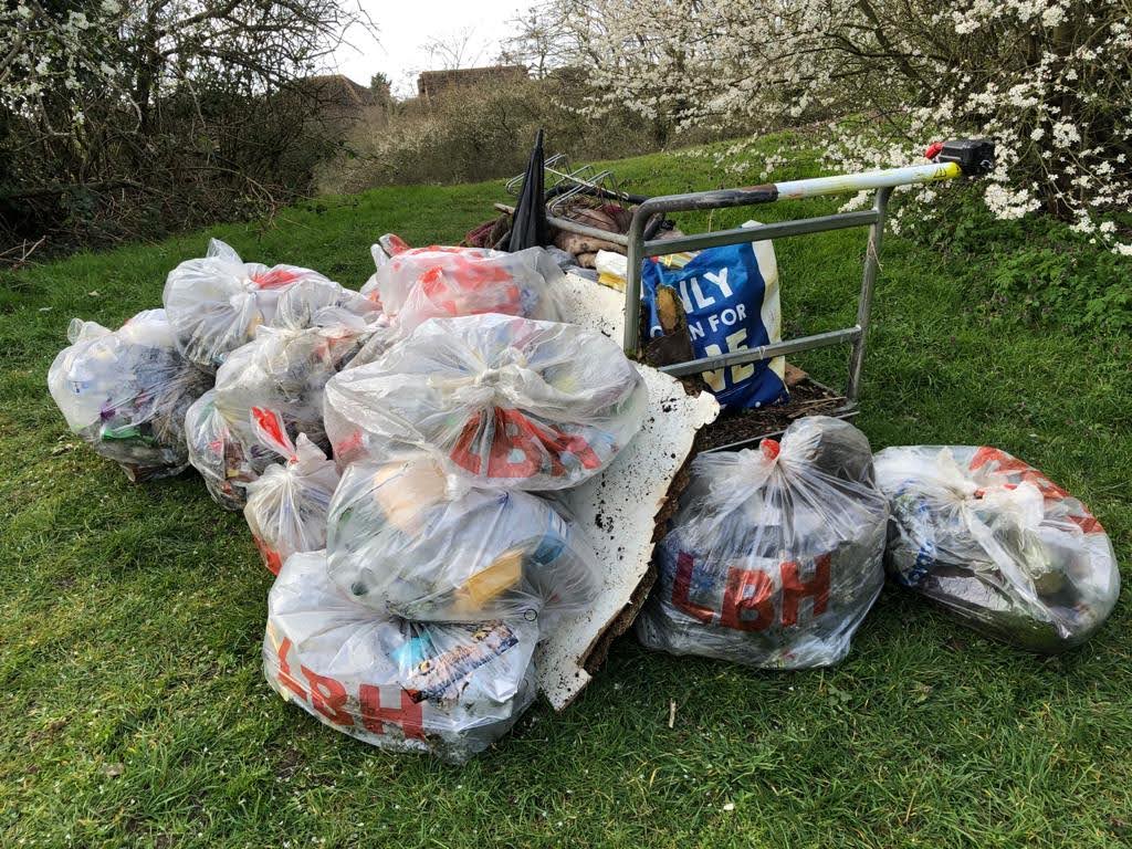 HillingdonLP's tweet photo. Volunteers from @HillingdonLP and @friendsOfGUC worked seamlessly together today in windy conditions.
#teamworkisdreamwork
#canalswithoutborders https://t.co/3GScY5eV1R