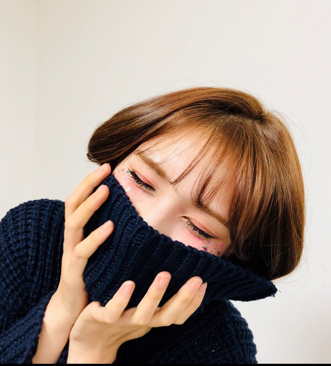 liIasvault's tweet photo. Y con esta carita de felicidad vengo a decirles de manera, para nada amenazante, to #StreamDown4U, ¿necesitan razones? Solamente voy a darles el spoiler de que es la verdadera SOTY y la tengo primerita en mi playlist de canciones favoritas so if you don't stream it I'm gonna 🔪 https://t.co/iKhYX76s6v