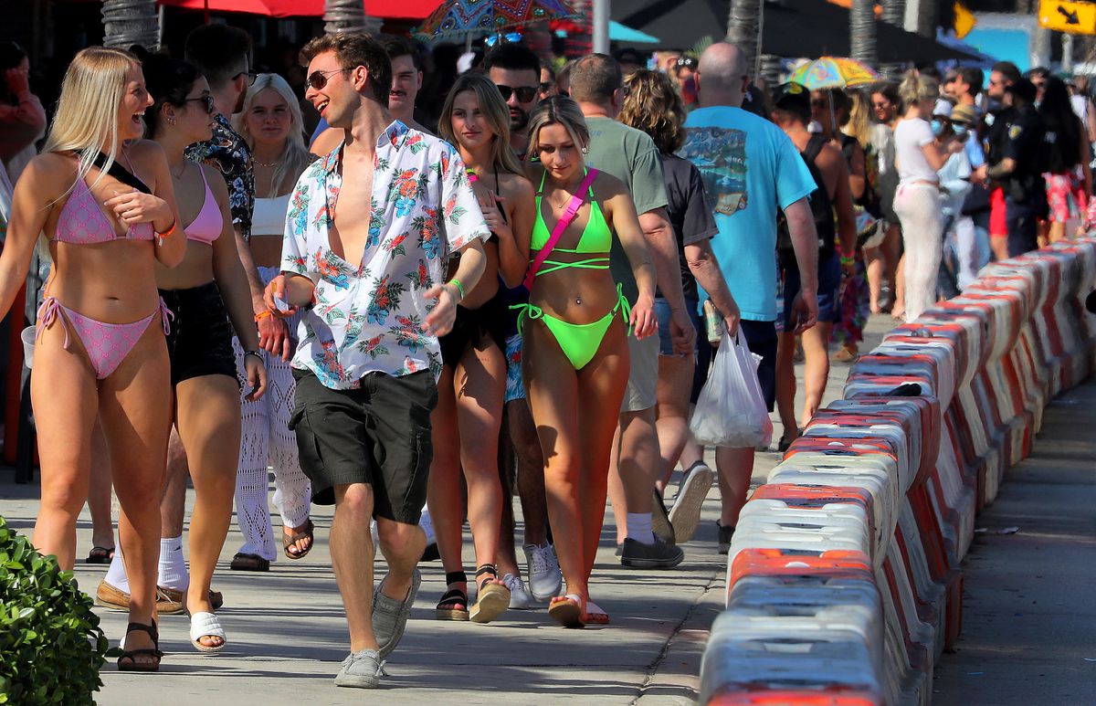 SunSentinel's tweet photo. Florida’s COVID variants soar as spring breakers arrive https://t.co/kxDV9jmm4p https://t.co/xdBt1Kcis7