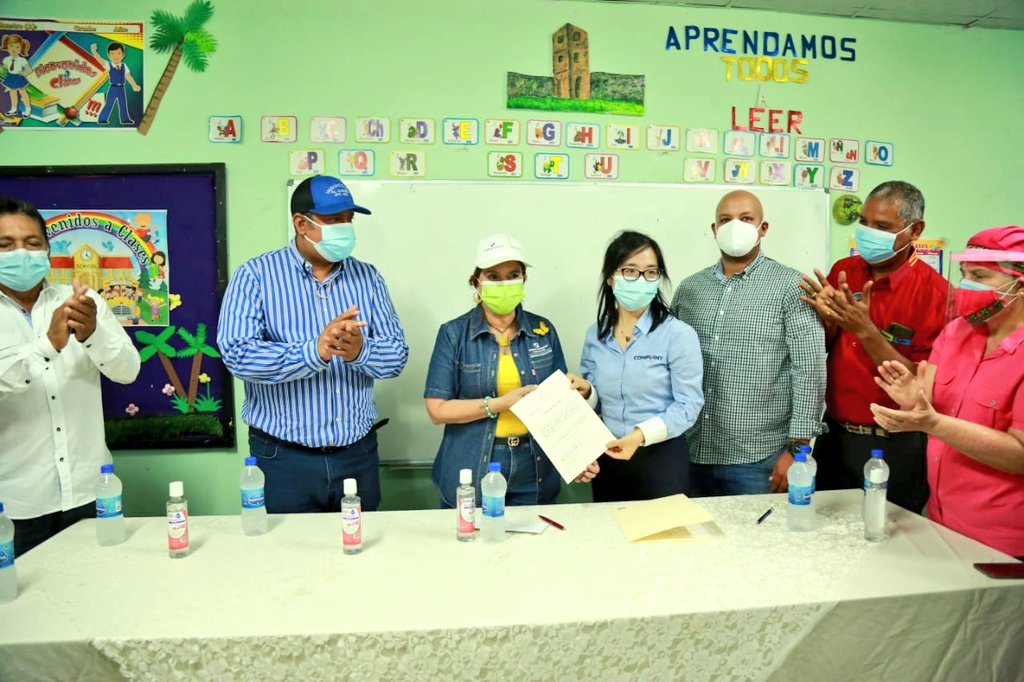 WangJianPaco's tweet photo. Empresa China #Complant recibió este viernes la orden d proceder para las nuevas instalaciones del C.E.B.G. El Barrero, entregada por S. E. @MarujaGordaydeV y entregó donación d insumos de protección a @MeducaPma para apoyar a los trabajadores educativos de la región. @weiasecas https://t.co/DJre1rkhBe