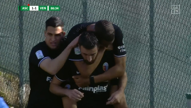 DAZN_IT's tweet photo. Sotto di un uomo l'Ascoli trova il pareggio con Bajić 👏

#ASCVEN #DAZN https://t.co/fhpkG3w5np