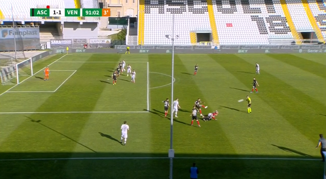 DAZN_IT's tweet photo. Pallonata fortissima in volto per l'arbitro Serra 💥

#ASCVEN #DAZN https://t.co/Hal8IPuoI0