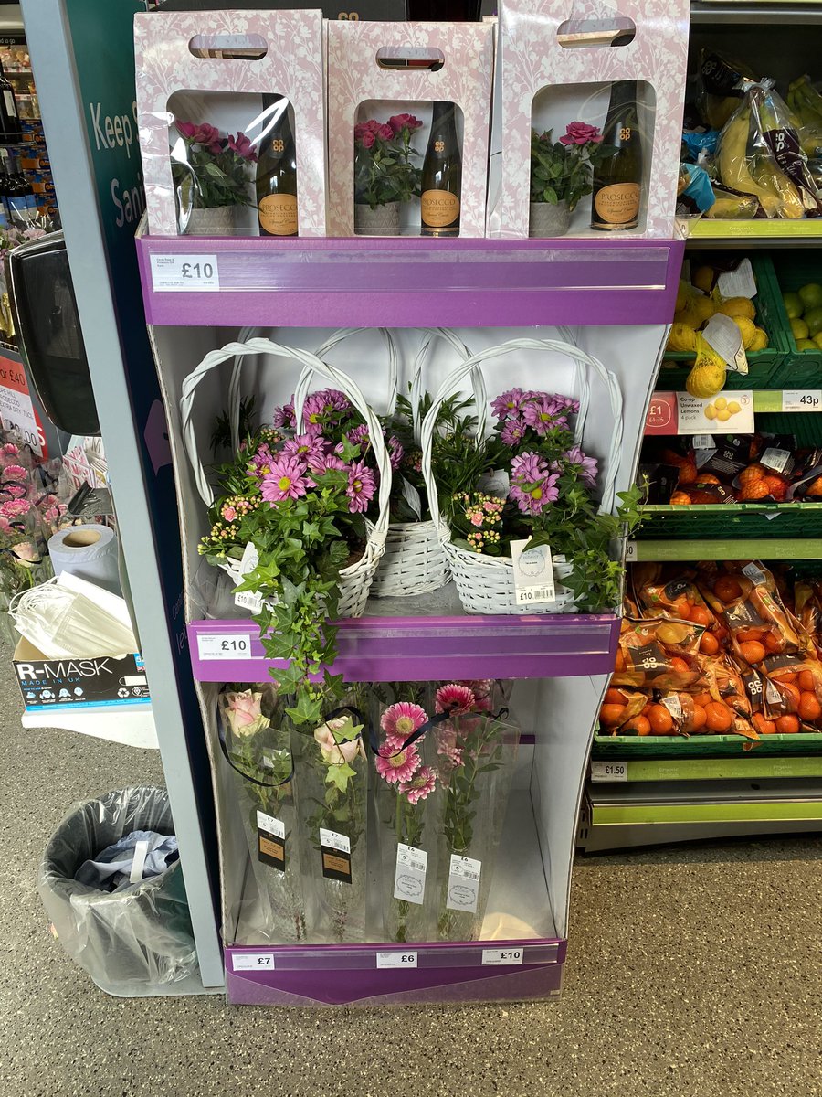 All you need to a say a special  💕Thank You Mum 💕 this Mother’s Day 💐🍾🍫@ Hickings Lane Coop <a href="/mycoopfood/">Central Co-op Food</a> @ChrisBe73178233 #Thankyoumum #MothersDay #Nottingham #stapleford