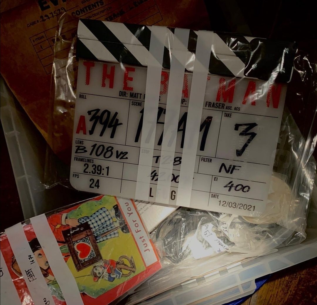 El director de #TheBatman #MattReeves compartió esta imagen anunciando que el rodaje de la película ha terminado 🎬

Le tienen fe al batman de #RobertPattinson