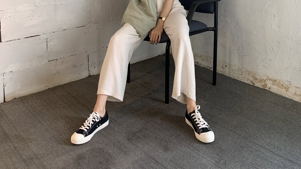 tamjaichunbkk's tweet photo. สำหรับเรารองเท้าผ้าใบมูจิ คือใส่สบายที่สุดแล้ว นี้คู่ที่สามแล้ว ใส่มาหมด ขาว น้ำเงิน ดำ platform หนา นุ่ม เดินทั้งวันก็ไม่เมื่อย กันน้ำ ทำความสะอาดง่าย ราคา ดี ต้องมีติดตู้จริงๆ https://t.co/ZNYrWfllky