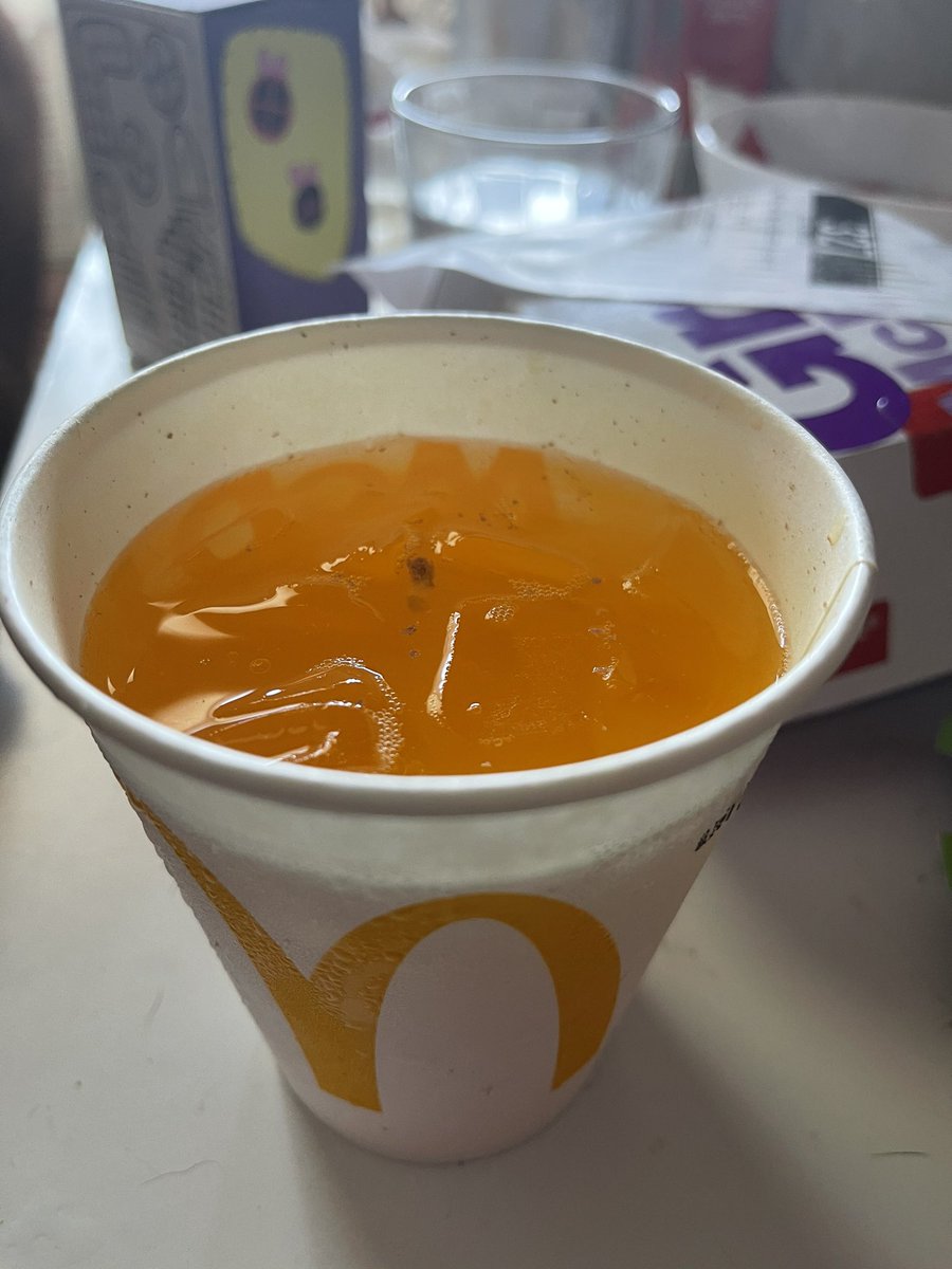 Virginiapanther's tweet photo. @McDonals_ofc es una vergüenza que en una bebida del menú infantil venga así la naranja.Tiene cosas flotando que no se sabe que es.Mi hijo se ha quedado sin su https://t.co/zfR7kutpsw es barato el menú y la bebida la mitad es hielo y encima no se como ha llegado esto ahí. 🤢🤮😡 https://t.co/l7tPJ5w8fo