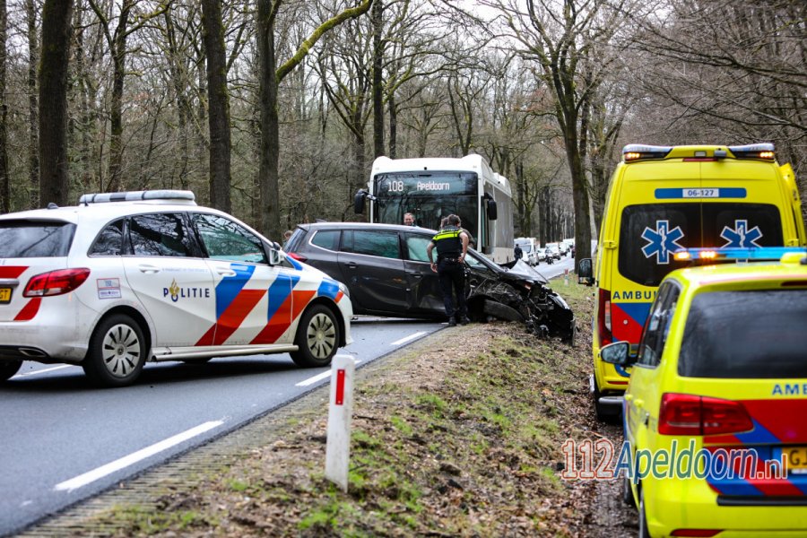 Auto botst frontaal tegen boom op de Otterloseweg in #Hoenderloo. 112Apeldoorn.