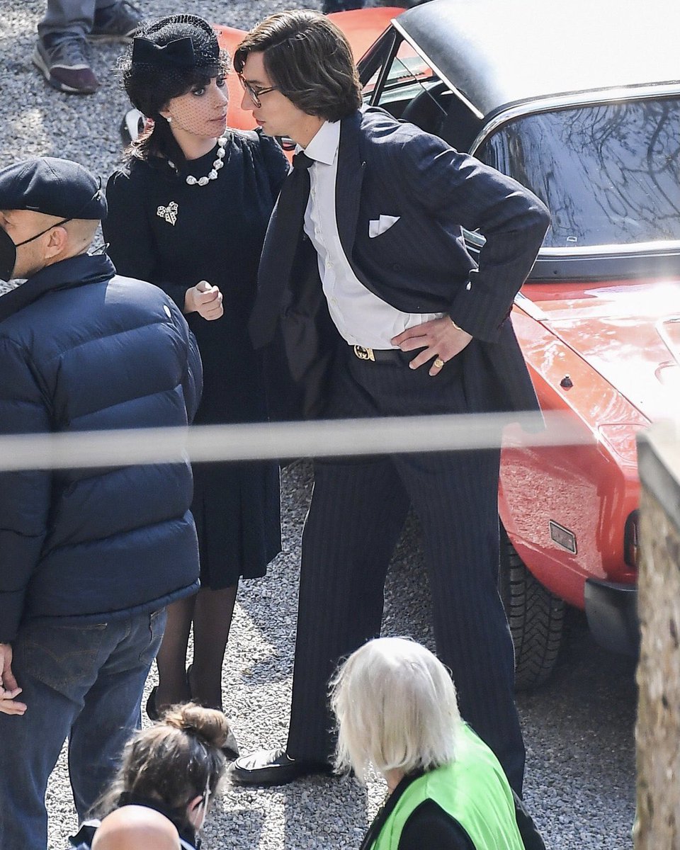 empressrey's tweet photo. it’s the way 6’3 adam driver has to spread his legs all the way out AND haunch over in order to put his head on 5’1 lady gaga’s shoulder https://t.co/GnoRAY2X4L