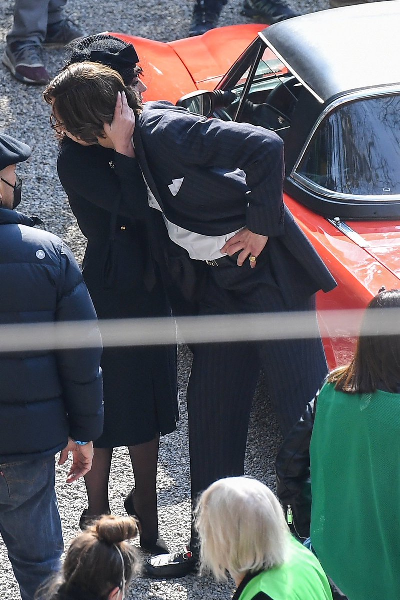empressrey's tweet photo. it’s the way 6’3 adam driver has to spread his legs all the way out AND haunch over in order to put his head on 5’1 lady gaga’s shoulder https://t.co/GnoRAY2X4L