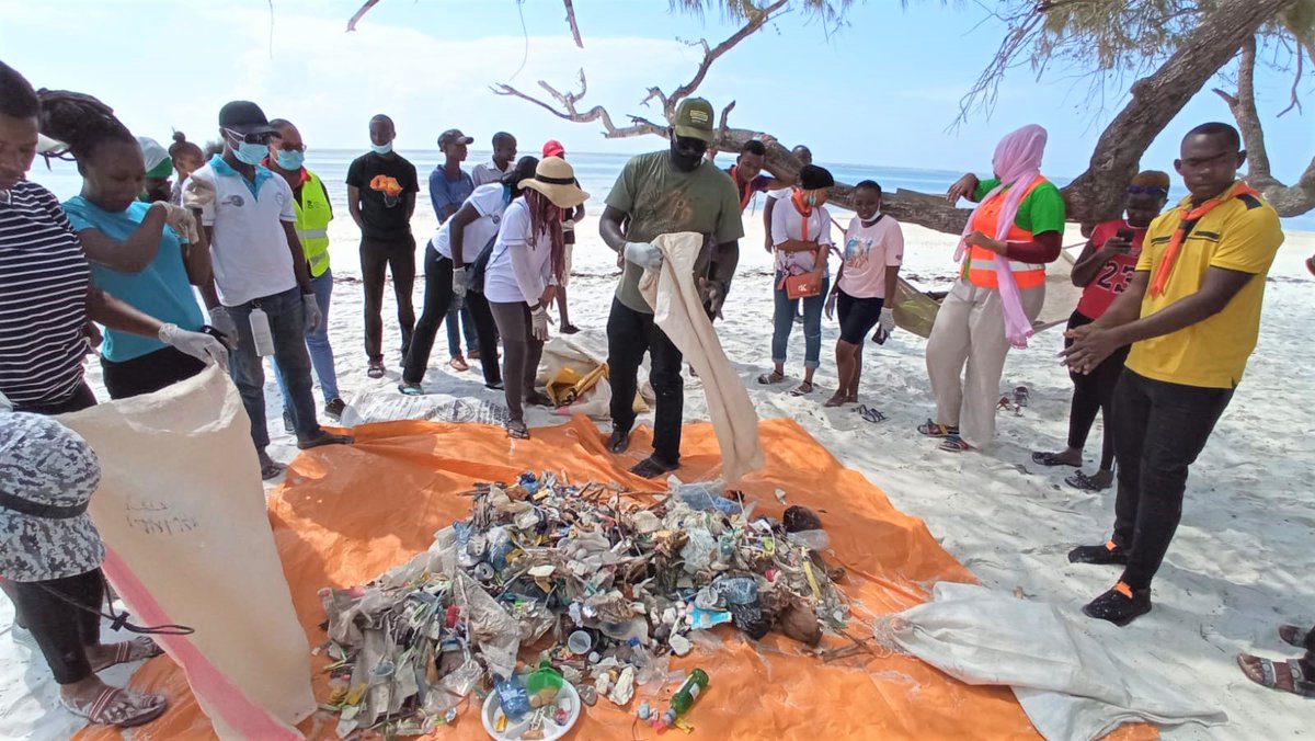 KmfriResearch's tweet photo. KMFRI Marine Debris Volunteer Program (KMDVP) members during a beach clean-up exercise today.
@KKmdvp 
#KmfriCares https://t.co/q04U57gNJW