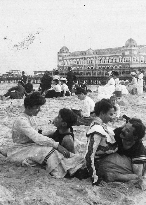 marinamaral2's tweet photo. Love at the Seaside. Atlantic City, N.J. between 1875-1905. https://t.co/y4Qn9GEvap