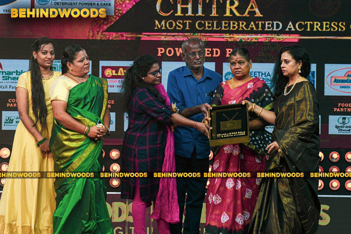 behindwoods's tweet photo. .@LakshmyRamki presents the "MOST CELEBRATED ACTRESS ON TELEVISION" award to Late Beloved actress Chithra (Chithu's parents receive the award!) 

#BehindwoodsGoldIcons
#TelevisionDigitalAndSocialAwards
#Udhaiyam https://t.co/ETtbN2vxjT
