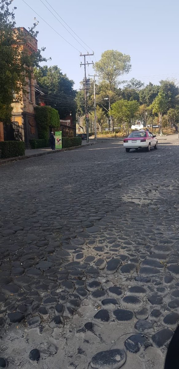 La alcaldía abandonada. Avenida de la Paz con destrozada. No olvidemos que es una zona catalogada como patrimonio de la Ciudad de México.  Morena tres años perdidos
