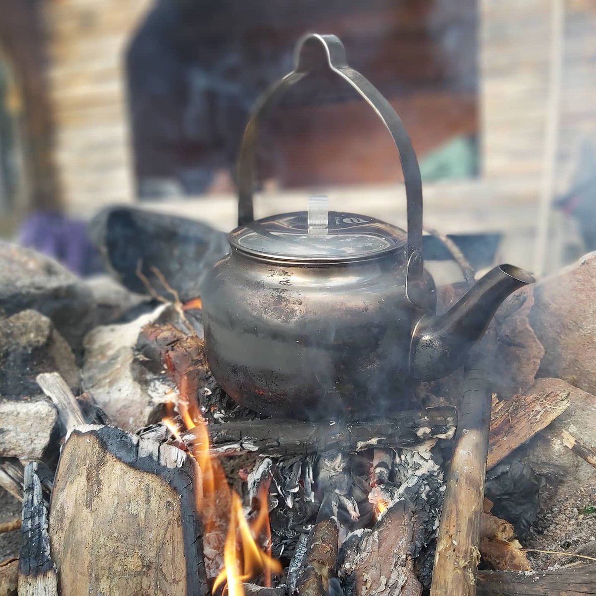 GrillplatserNu's tweet photo. Egentligen var vi på väg till Fullen men vi fastnade vid detta #vindskydd vid sjön Edsken. Här blev det att dricka #kokkaffe och njuta av naturens tystnad.
#pråmleden #friluftsliv https://t.co/Glm1AxYoyP