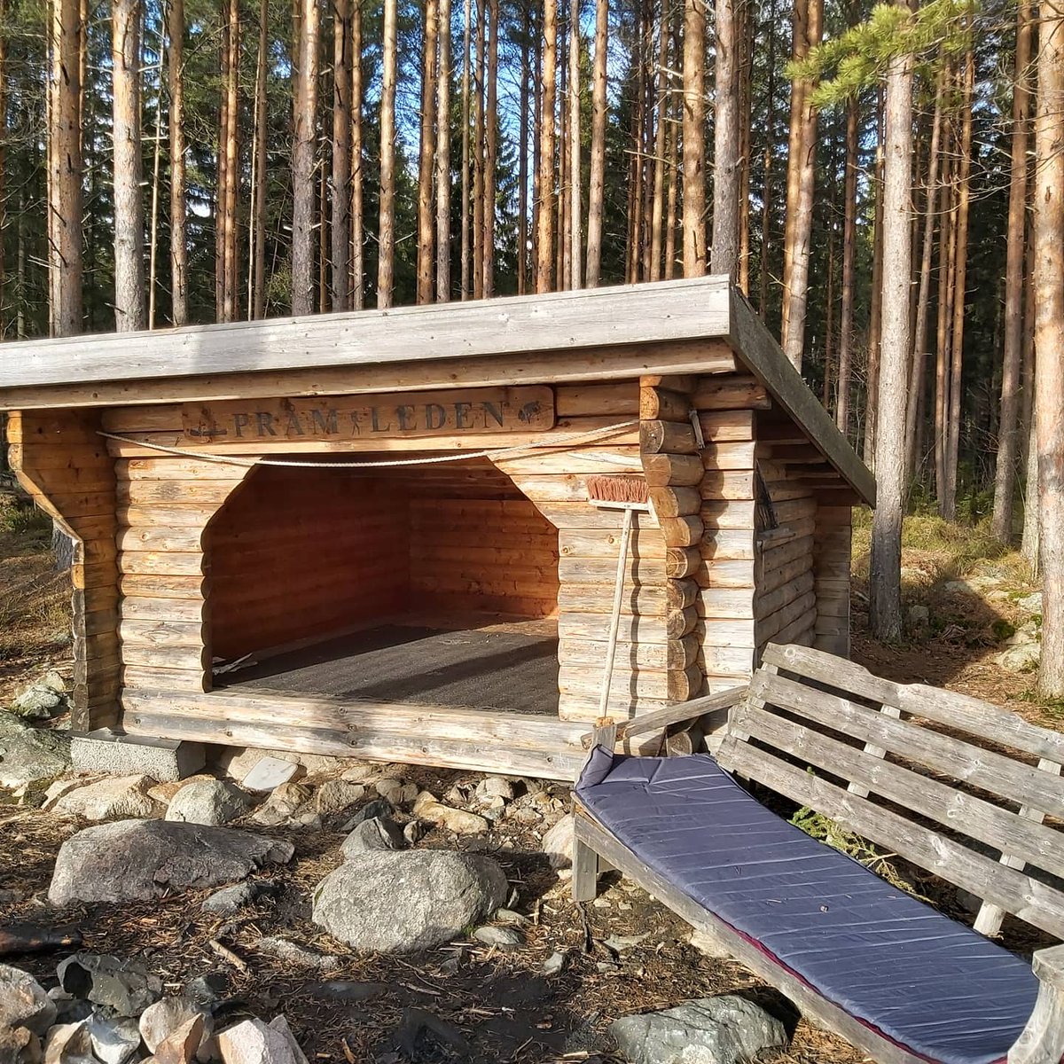 GrillplatserNu's tweet photo. Egentligen var vi på väg till Fullen men vi fastnade vid detta #vindskydd vid sjön Edsken. Här blev det att dricka #kokkaffe och njuta av naturens tystnad.
#pråmleden #friluftsliv https://t.co/Glm1AxYoyP