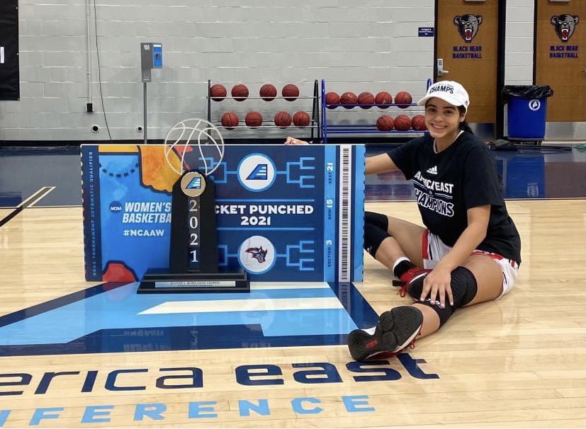 buzzerbeaterpr's tweet photo. Desarrollada en el baloncesto escolar de 🇵🇷. Ahora va a su primer March Madness. Nairimar Vargas, quien ganó dos veces el #TopRankedBB, ahora suma otro logro a resume pero esta vez en NCAA, División I, donde siempre soñó jugar. https://t.co/Pte1FTuxas