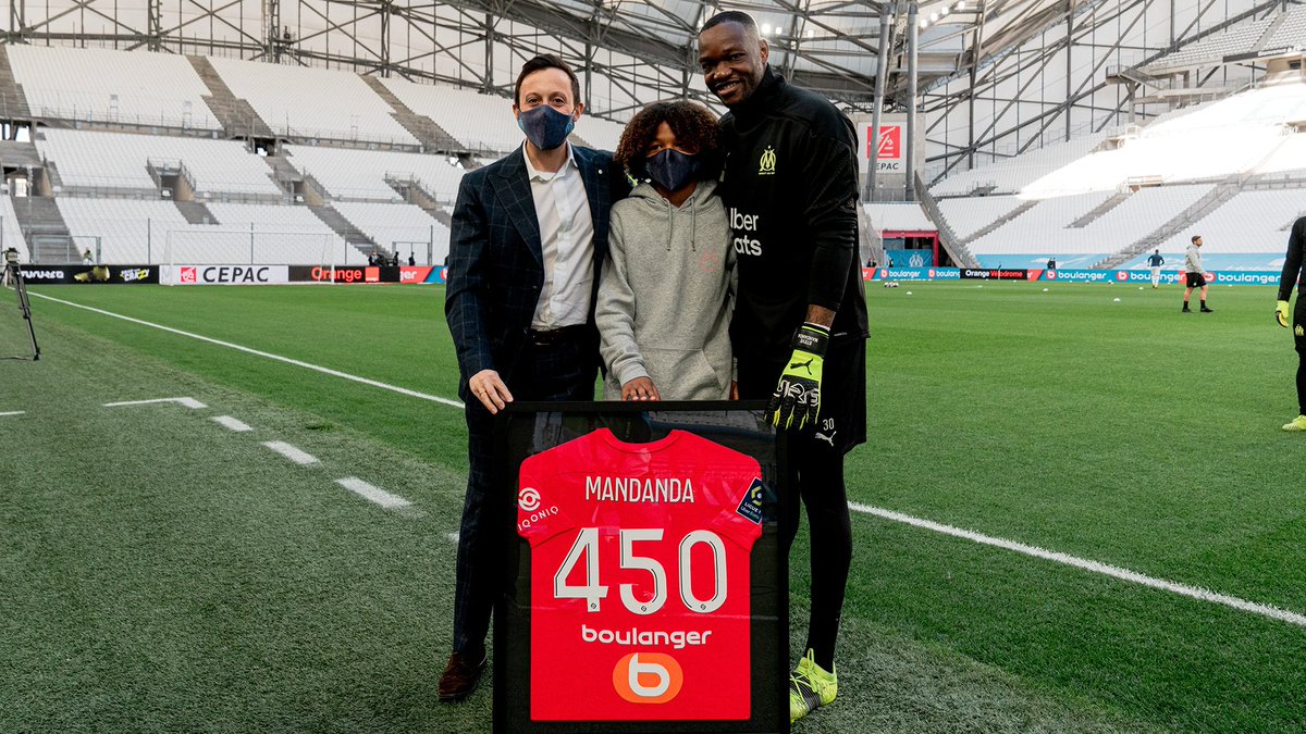 👕 @SteveMandanda à l'honneur ✨ Notre capitaine s'est vu remettre par le président 𝗣𝗮𝗯𝗹𝗼 𝗟𝗼𝗻𝗴𝗼𝗿𝗶𝗮 un maillot floqué 450 pour célébrer ce nouveau palier symbolique franchi en @Ligue1UberEats face à Rennes 🔵⚪️ #OMSB29