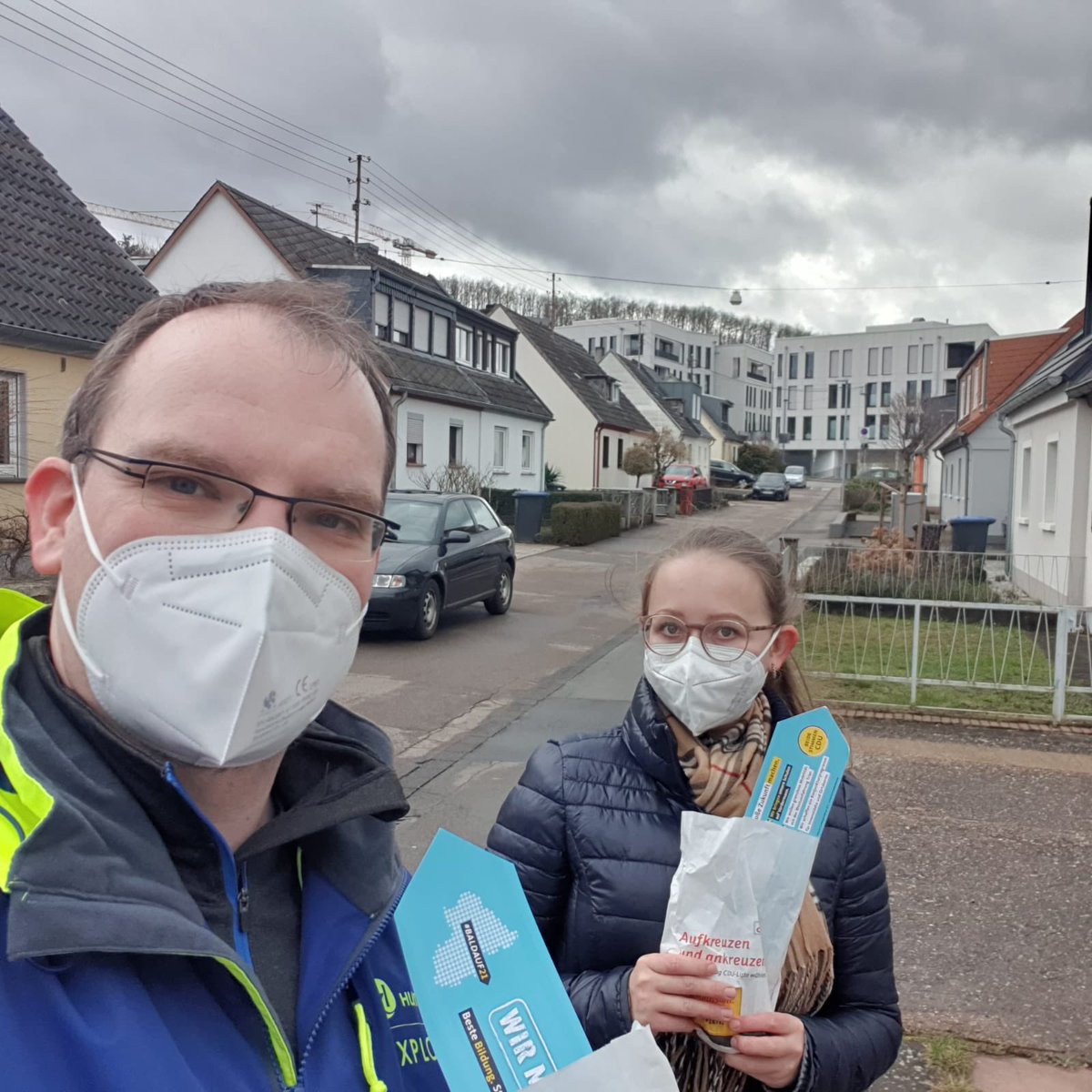 JU_Trier's tweet photo. Am letzten Tag vor der Wahl haben wir in einigen Stadtteilen von #Trier noch eine kleine goody bag verteilt, damit auch bei der Wahl morgen nichts schief läuft 😃 Morgen gilt‘s mit beiden Stimmen @cdurlp wählen, für ein starkes #RLP 💪🏻 #wirmachendas https://t.co/DPdYLoX8JN