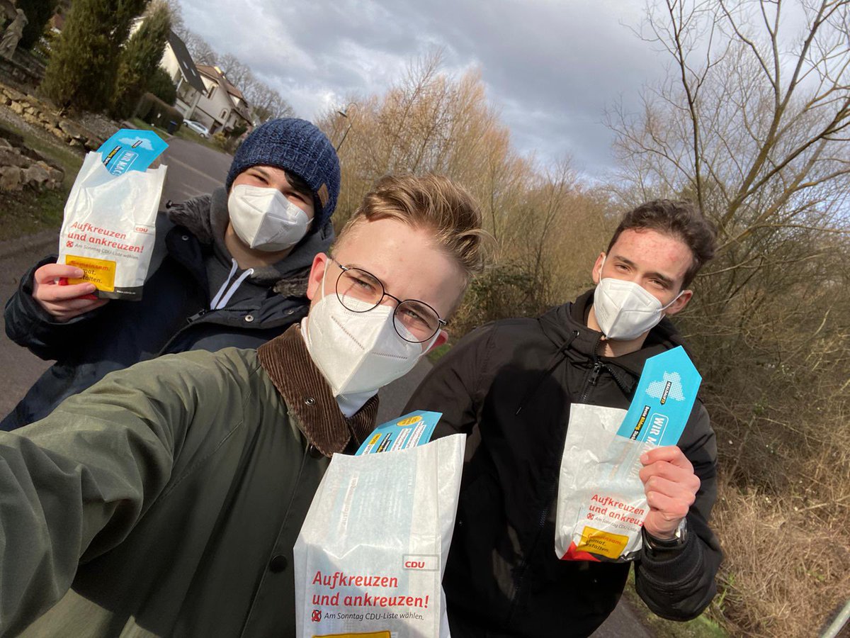 JU_Trier's tweet photo. Am letzten Tag vor der Wahl haben wir in einigen Stadtteilen von #Trier noch eine kleine goody bag verteilt, damit auch bei der Wahl morgen nichts schief läuft 😃 Morgen gilt‘s mit beiden Stimmen @cdurlp wählen, für ein starkes #RLP 💪🏻 #wirmachendas https://t.co/DPdYLoX8JN