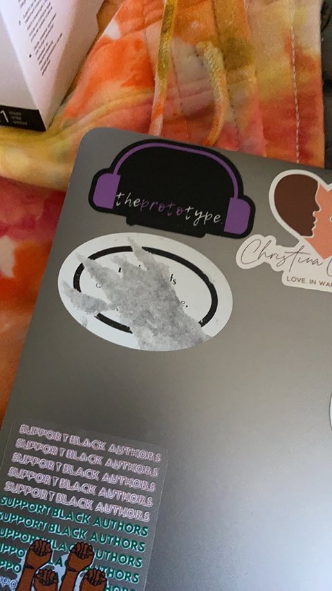 _nicolefalls's tweet image. Somebody at the fruit spot is a hater Bc I sent my #labtop off to be fixed and the only sticker of mine that was damaged was the one DanieDan sent me that says dick prints are male cleavage LMFAOOOO