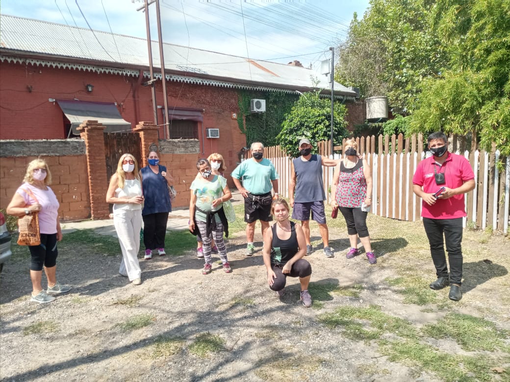 DepTurRosario's tweet photo. 🚶‍♂️ El martes y jueves pasado, un grupo de animadores juveniles y un grupo de adultas y adultos mayores del Polideportivo Barrio 7 de Septiembre del @CMDNoroeste  pasearon por Barrio Belgrano hasta llegar a la vieja estación Barrio Vila. https://t.co/vWjxEVNeCU