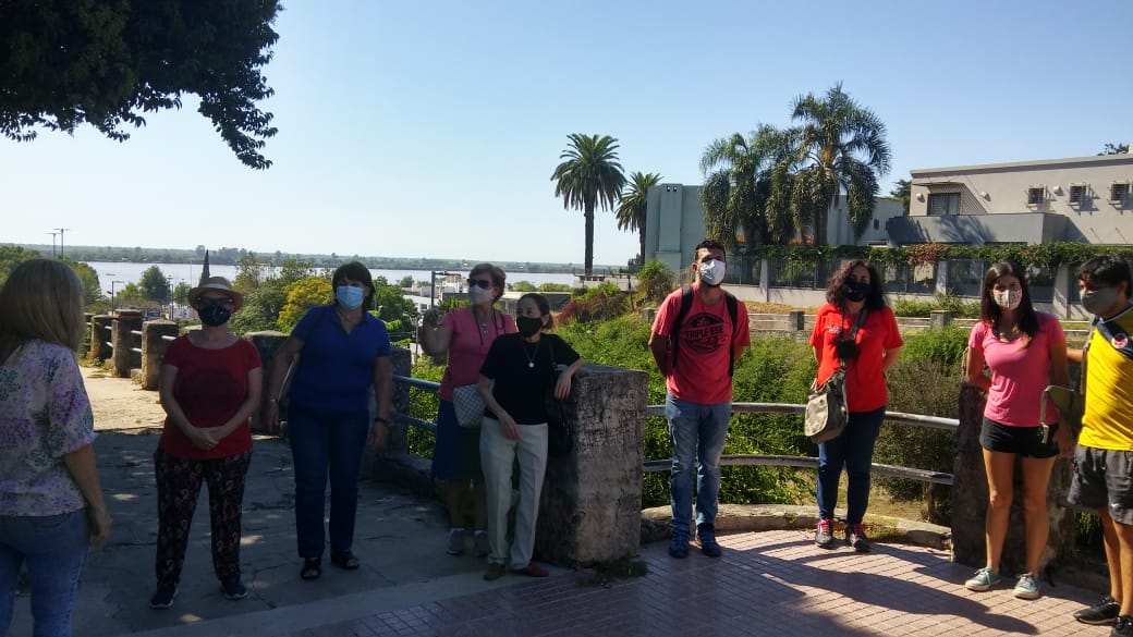 DepTurRosario's tweet photo. 🚶‍♀️ Por su parte el miércoles, vecinas y vecinos del @CMDNorte salieron a explorar las inmediaciones de Villa Hortensia descubriendo historias del barrio. https://t.co/6TH0zwElP4