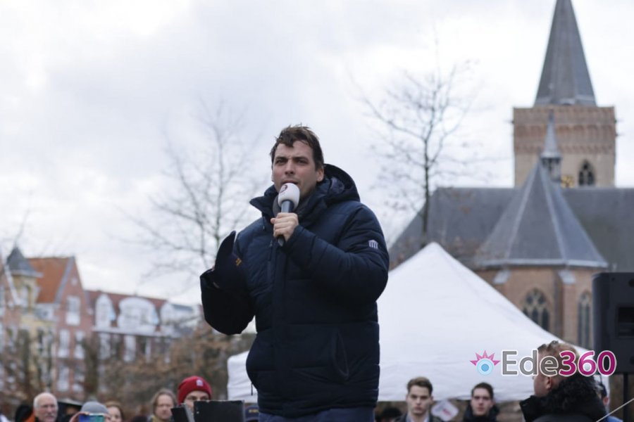 Ede360's tweet image. Thierry Baudet in #Ede, regen en wind houden aanhangers niet tegen rondom.in/beeld/63r Ede360