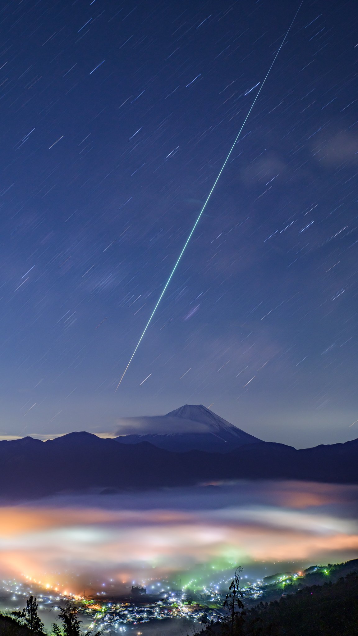 Kazuyuki Matsui 3 14 大火球と富士山 午前2時47分に流れた大火球 超縦長 待受サイズ の写真です タップして頂き スマホ画面いっぱいで長大な流れ星をお楽しみ下さい 甲府盆地の虹色雲海 富士山 流星と感動の一瞬でした 富士山 火球 流星