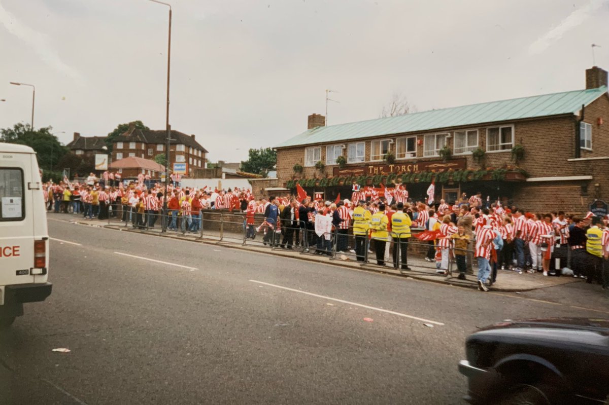 andrewridley's tweet photo. Wish we could all be together in Trafalgar Square tonight and on Wembley Way tomorrow, but we’ll have to make do with getting behind the lads from home instead. Haway the Lads! #SAFC @SunderlandAFC @ALS_Fanzine @RokerReport https://t.co/ss5LLnM3Oe