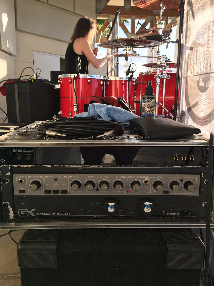 JulianSimonelli's tweet photo. Ready to rock #CompletelyUnchained #vanhalentribute @TerraFermata1 Stuart, FL. @JulianSimonelli #Zoltanchaney @GallienKrueger #GKALLDAY @DaddarioandCo https://t.co/9jwMXfATti