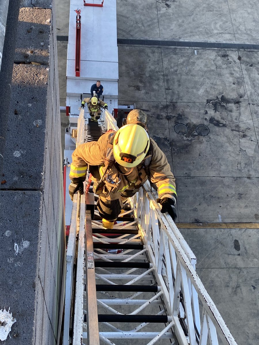 PIOErikScott's tweet photo. Current @LAFD Recruits learning to ascend, descend, & safely transition to rooftops, also called "up and overs"🪜. This is an important part of the training during the @LAFD #DrillTower & implemented during #firefighting operations. 📷: Nate Sweet. https://t.co/M9VTHLvvE7