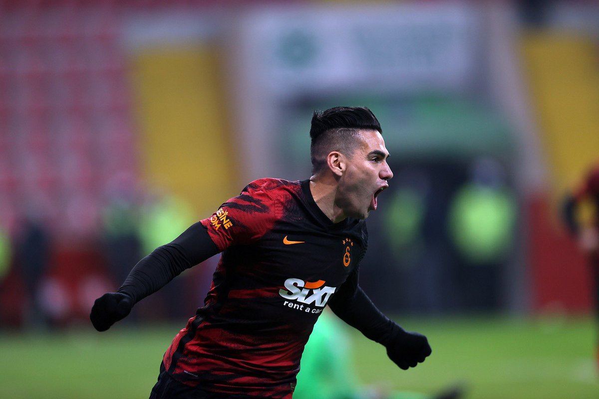 Ağaçta, çatıda falan bekledik seni. Bizi bu işten ayıklayacaksın kral.