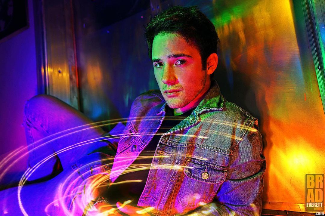 SpectrumCeleb's tweet photo. Exciting News! @1CaseyMoss will be joining us for a Virtual Q&amp;A Zoom Event on Sat 4/10!  Also be sure to check out his bands new single "PUSHING ME AWAY". #InnerEcho https://t.co/WYH3iUDul6  📷=@BradEYoung 

Virtual Event Info: https://t.co/mqalH4e1tG https://t.co/TpOsnDsUXu