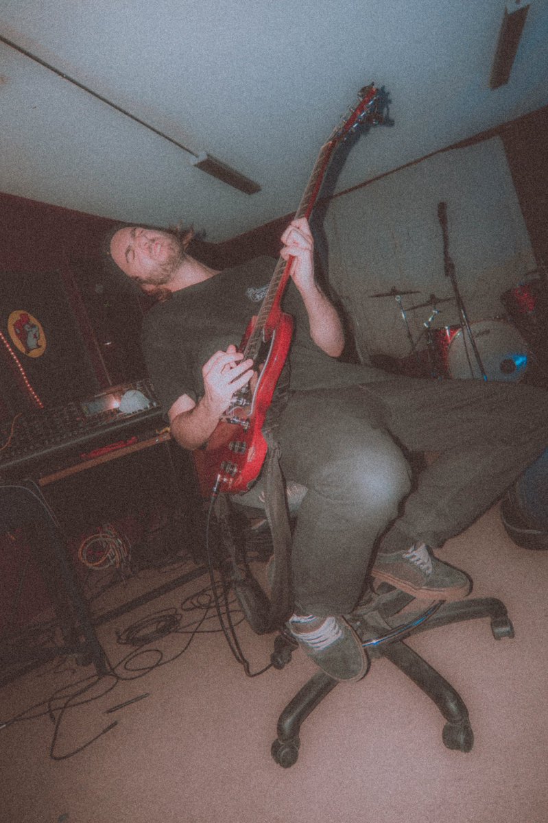 Writing music in hopes to gig once more
📸 <a href="/macarioguitario/">Mac-car-rio</a>