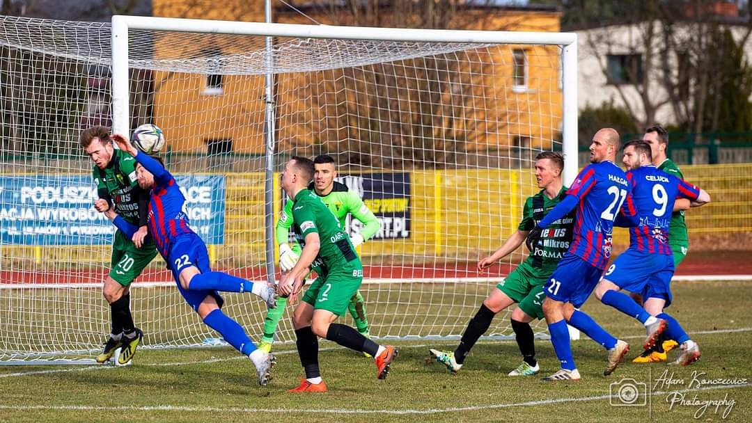TSGwarekTG's tweet photo. Bardzo ważne zwycięstwo zanotowali dzisiaj zawodnicy Gwarka. Tarnogórzanie na inaugurację piłkarskiej wiosny pokonali Polonię Bytom 1:0 (0:0). Zwycięską bramkę na początku pierwszej połowy zdobył Adam Dzido, który skutecznie odnalazł się w polu karnym po stałym fragmencie gry. https://t.co/YwjDesgZ4K
