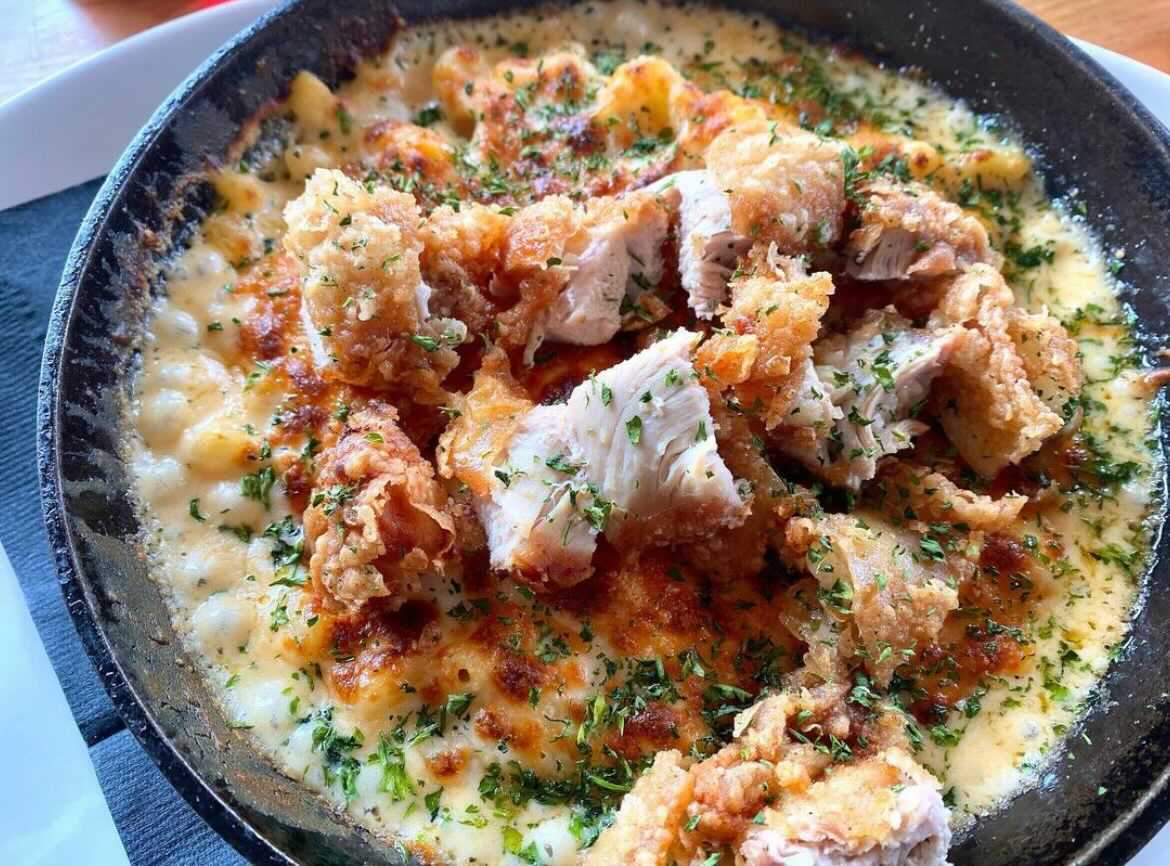 If our mac n’ cheese isn’t living in your head rent free, it will be soon — especially when you realize it comes topped with fried chicken and crispy bacon. 🤤🧀🥓

📸 IG: lunchwithliya