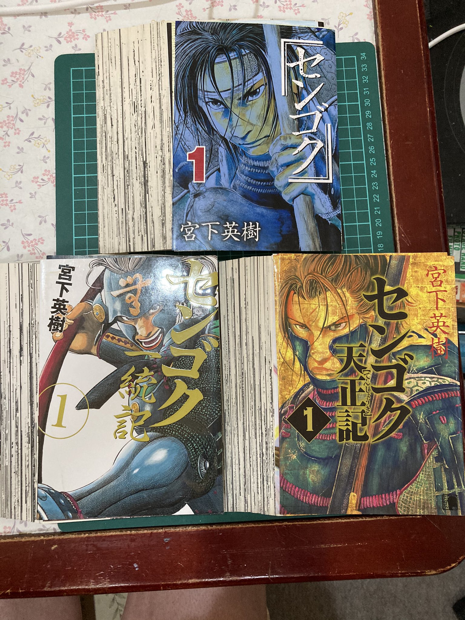 スカフリのベース 進撃の巨人 現33巻 1巻を立ち読みして即購入を決めた 5巻くらいから新刊で追いかけているけど ここまでの人気作になるとは思わなかった 次巻で遂に完結 T Co Qlrmjoupdw Twitter