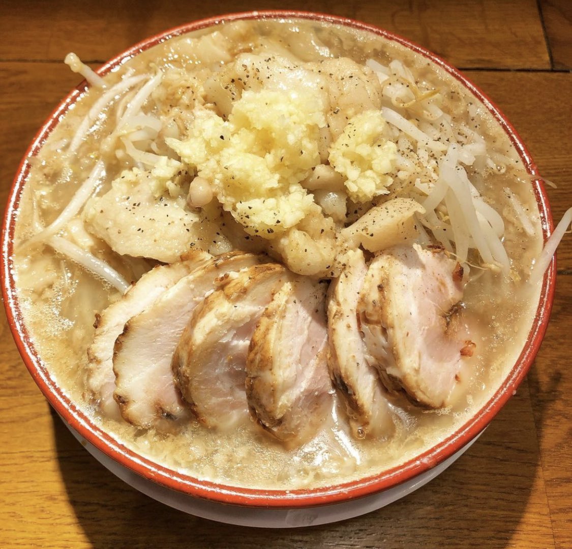 tooguru2020's tweet photo. 【ラーメンバリ男】

東京都:新橋駅徒歩15分

見た目からしたらゴテゴテだけど
意外にあっさり🥴
脂の量が毎度えげつないけどこれがまたたまらない🤤 

ラーメン好きのみんなに幸あれ！
 #バズりしゃす 

#二郎系 #二郎系ラーメン #バリ男 #ラーメン #らーめんすきな人と繋がりたい #フォロー #麺 https://t.co/1nESnHWHkQ