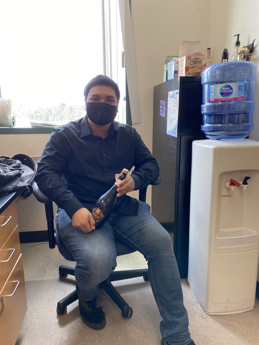 HeydukLab's tweet image. So proud of our second years Isis and David for passing their second year exams! The future looks bright for the Heyduk lab. Time for donuts,  🍾 ...and group clean up